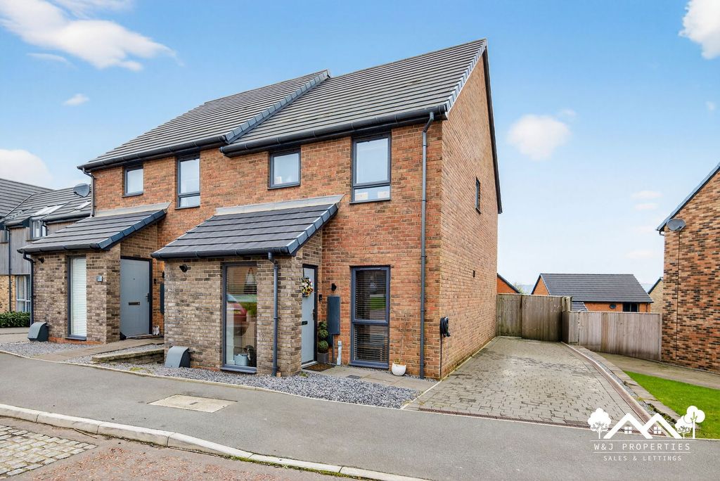 Property photo 1 of 32