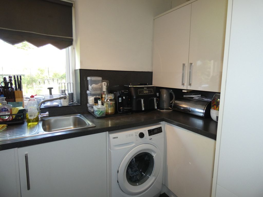Property photo 3 of 10 Kitchen