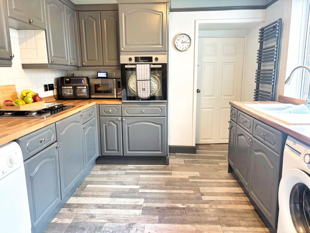 Property photo 3 of 11 Kitchen