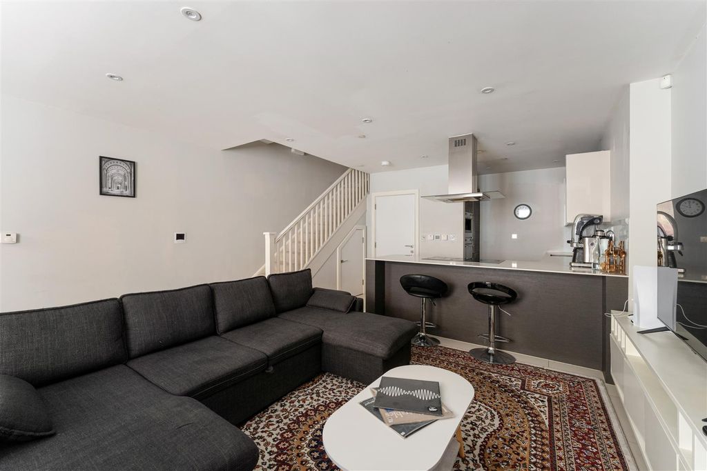 Property photo 3 of 47 Rampart Street, E1