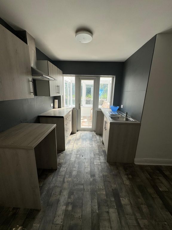 Property photo 3 of 10 Kitchen