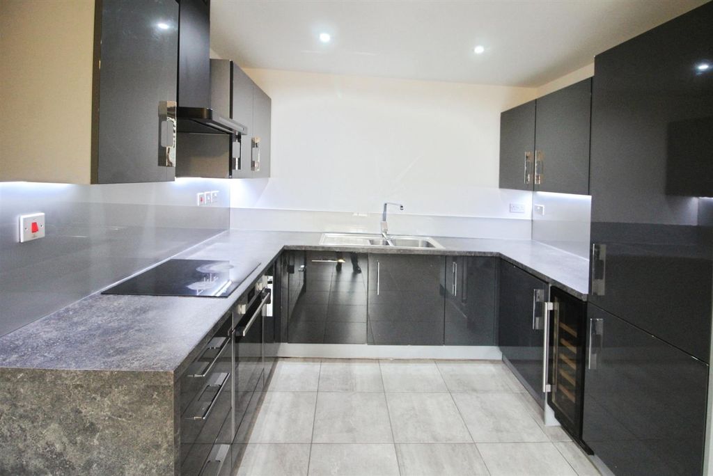 Property photo 3 of 19 Kitchen/Dining