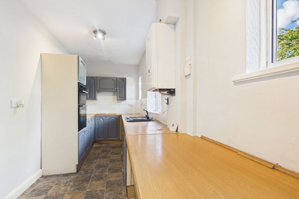 Property photo 3 of 11 Kitchen