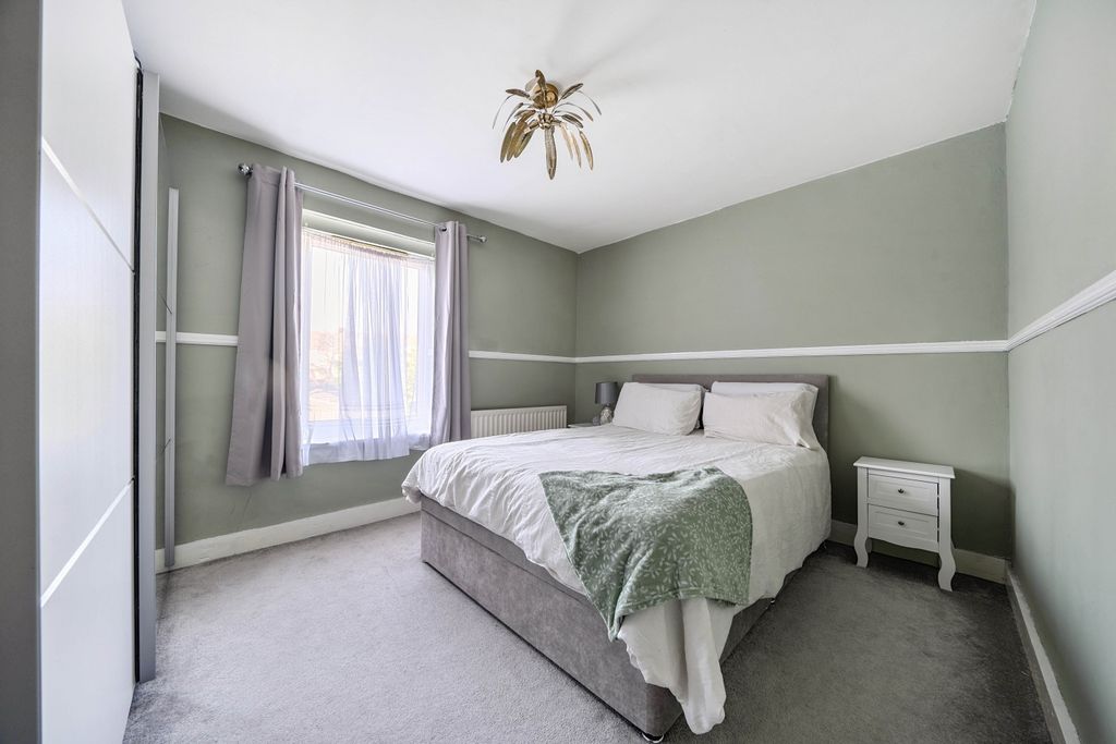 Property photo 2 of 18 Bedroom