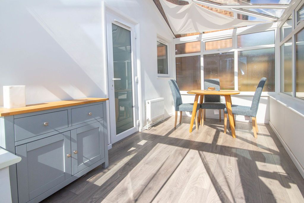 Property photo 2 of 11 Conservatory