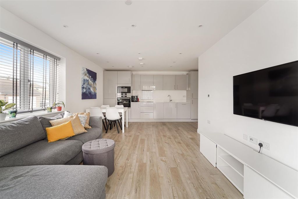 Property photo 3 of 16 Ceres Crescent, Minerva House (13).Jpg