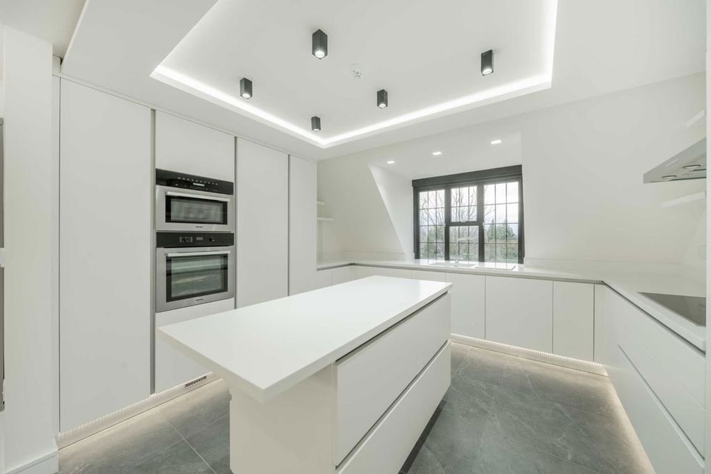 Additional image 4 of 3 bed flat to rentBeech Hill Avenue, Hadley Wood EN4