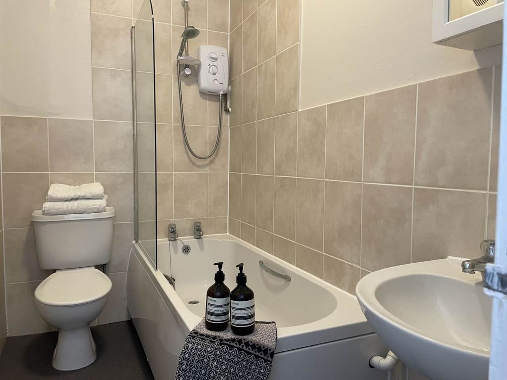 Property photo 2 of 6 Bathroom 3