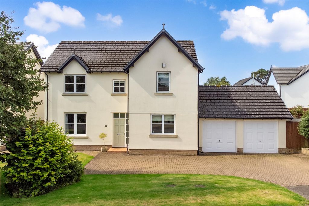 Property photo 1 of 32 27 Buccleuch Chase-01.Jpg