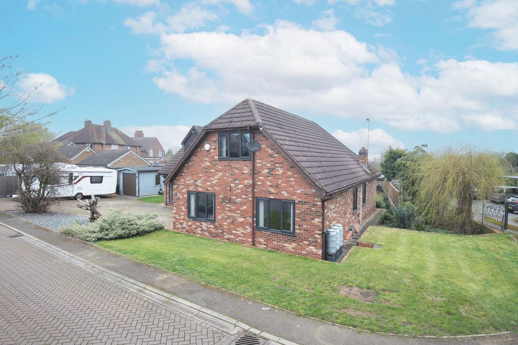 Property photo 2 of 32