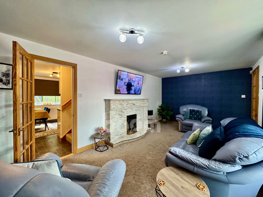 Property photo 2 of 35 Lochlibo Court, Irvine Lounge Pic