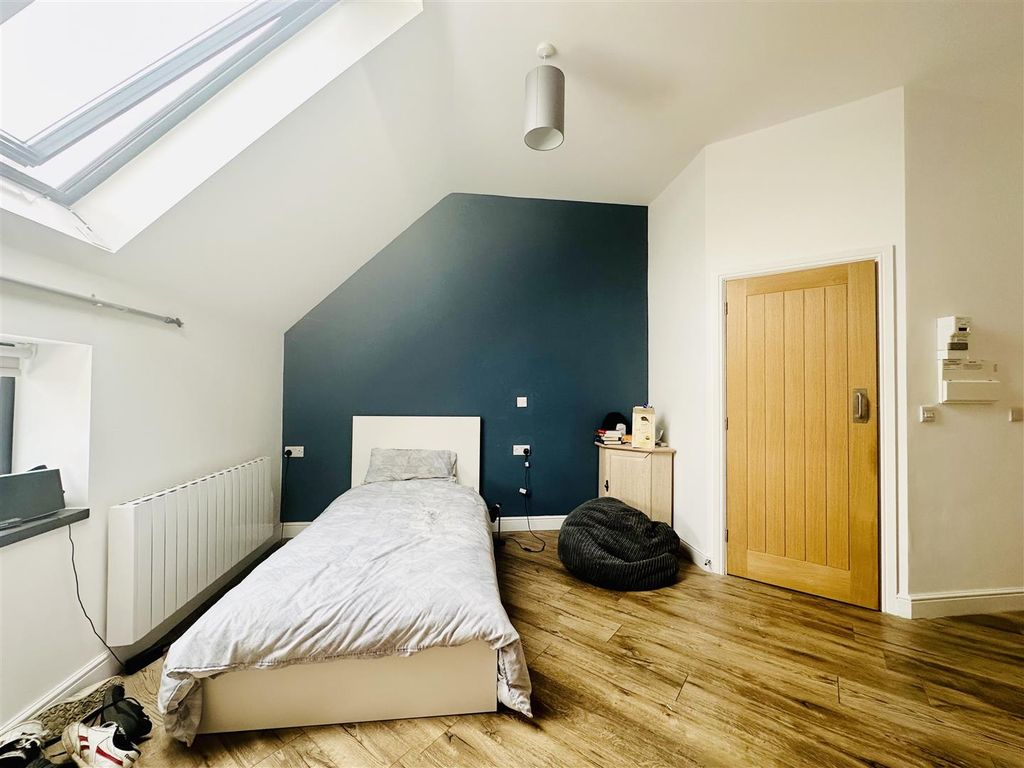 Property photo 2 of 10 Studio