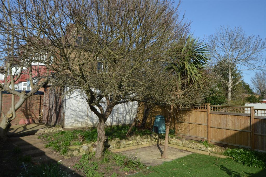 Property photo 3 of 11 34 Whitton Dene Gdn Sunny.Jpg