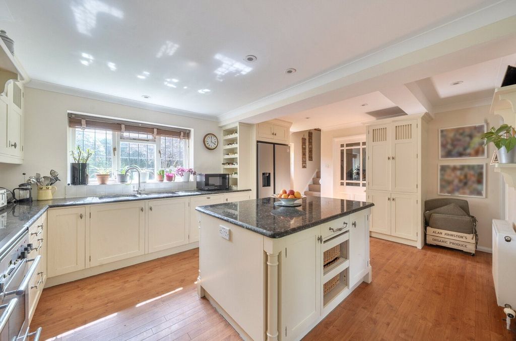 Property photo 2 of 17 Kitchen/Breakfast