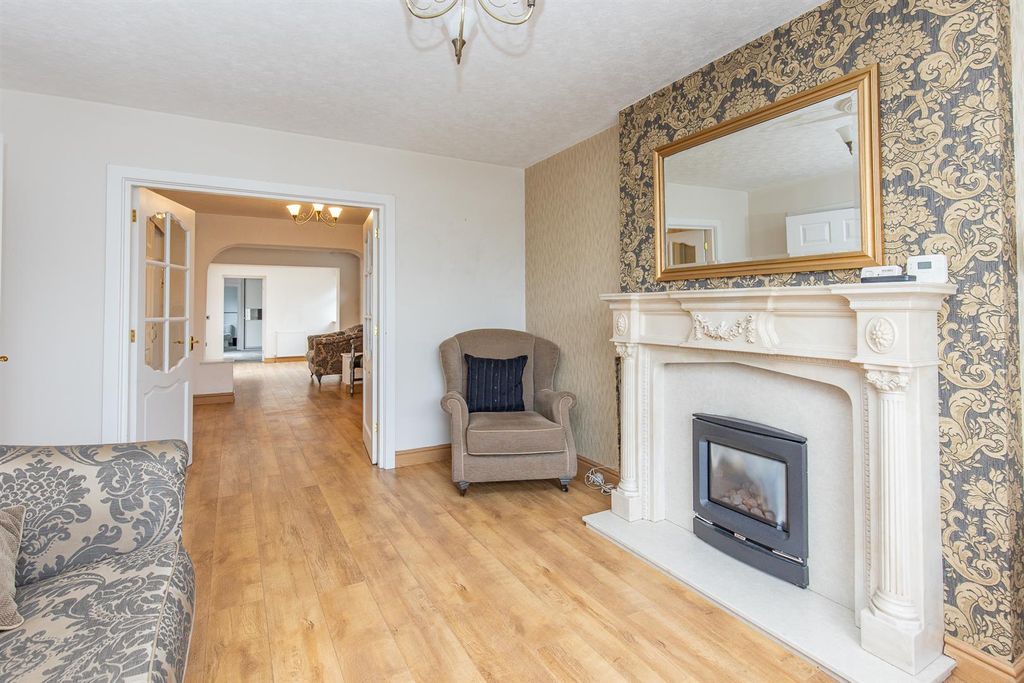 Property photo 3 of 22 Lounge