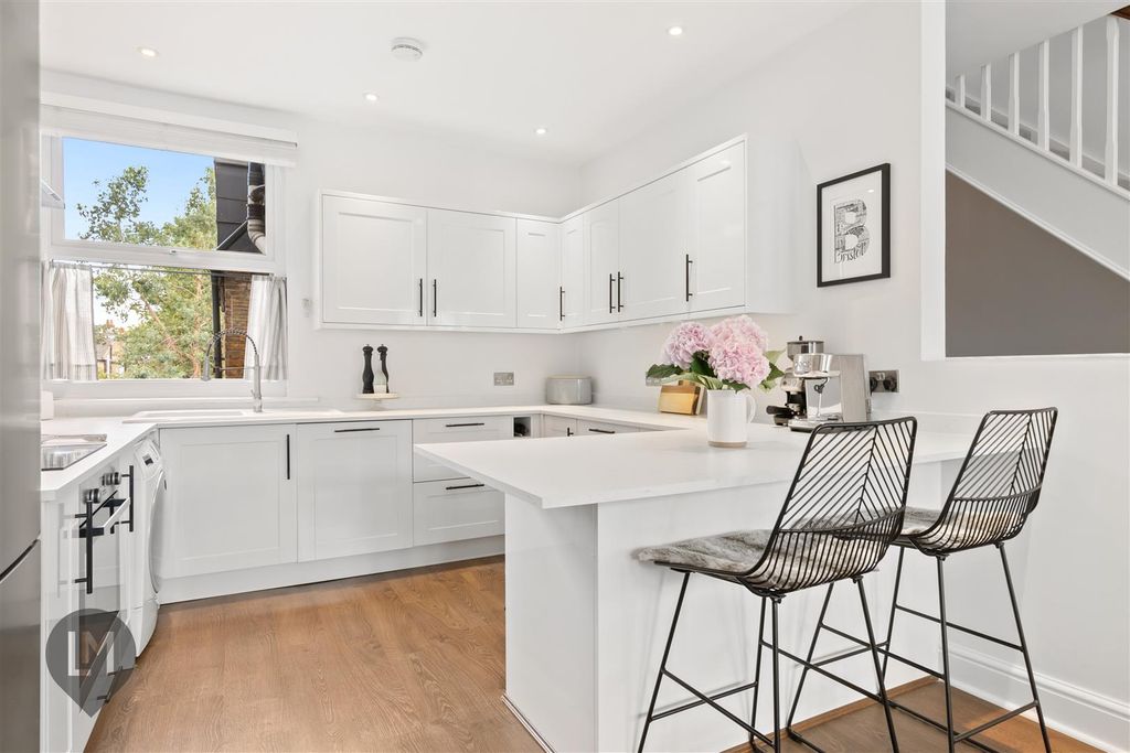 Property photo 2 of 8 Kitchen