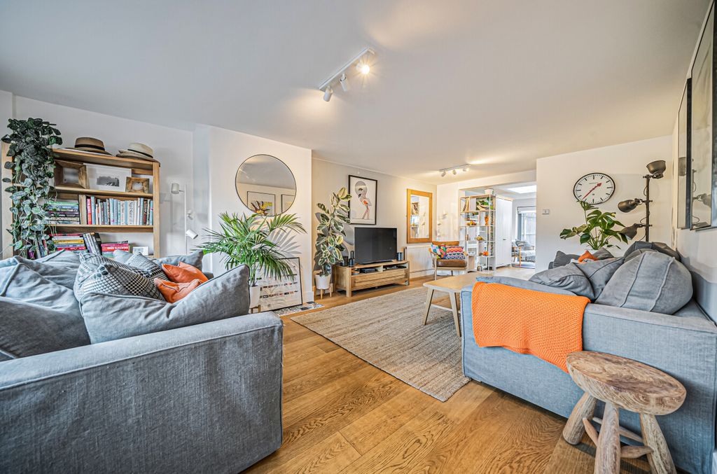 Property photo 3 of 29 1383996-32-692717...