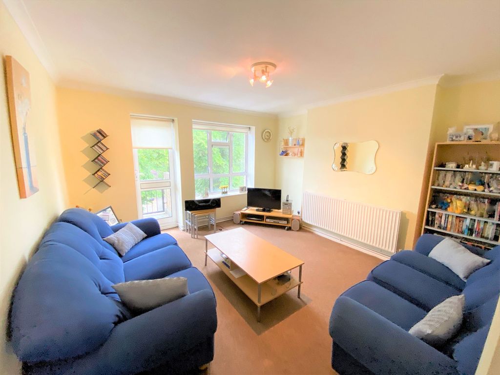 Property photo 3 of 11 The Herons E11