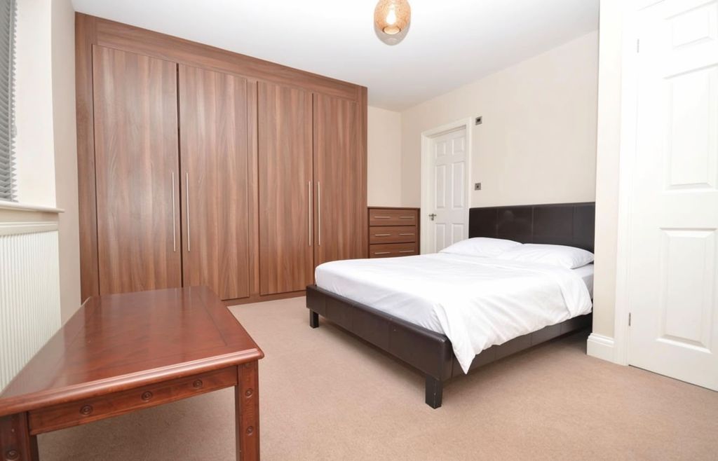 Property photo 1 of 8 Double Room To Rent In Shared House