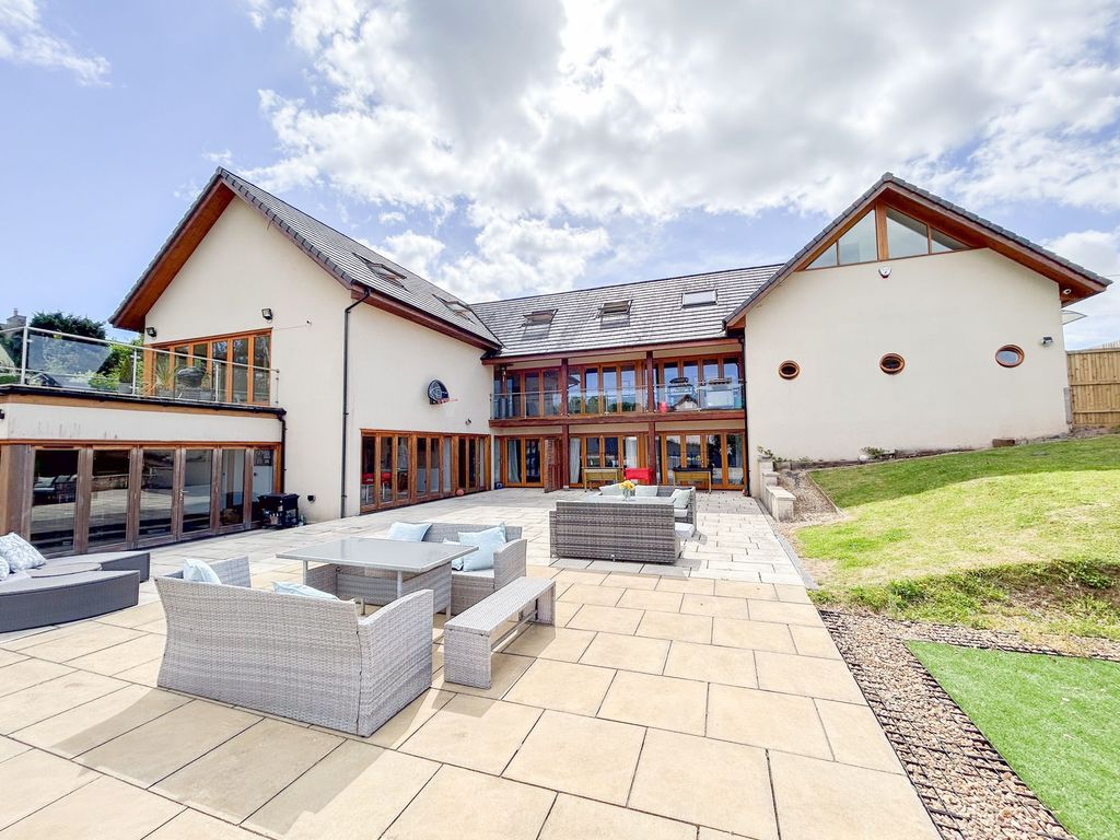 Property photo 1 of 93