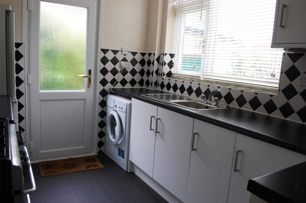 Property photo 3 of 8 Kitchen