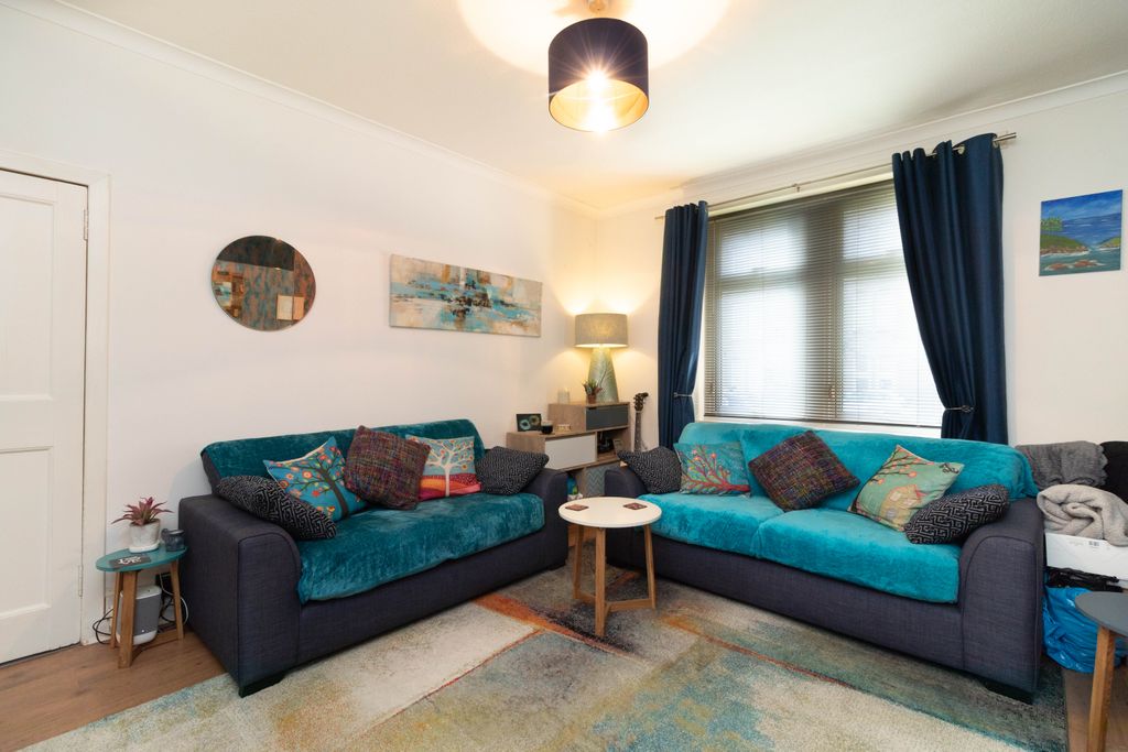 Property photo 3 of 16 Lounge