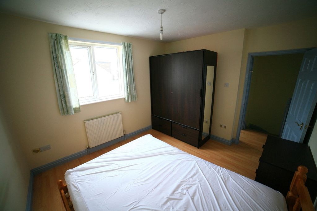 Property photo 3 of 9 This Charming Double Bedroom Features Ample Natura...