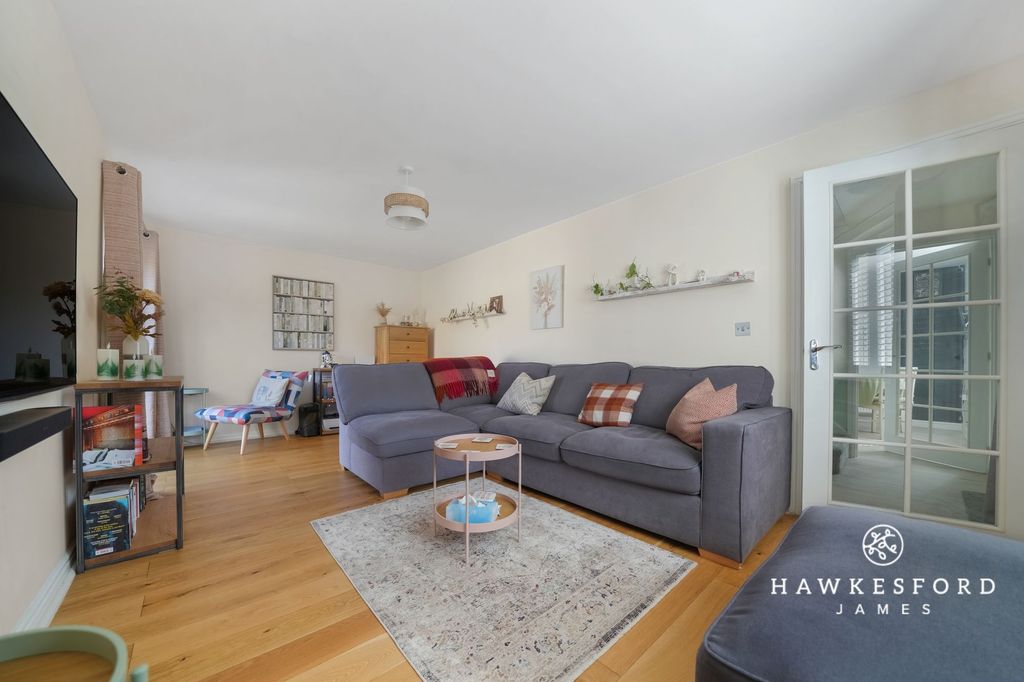 Property photo 2 of 22 Ringlet Grove, Iwade - Lounge