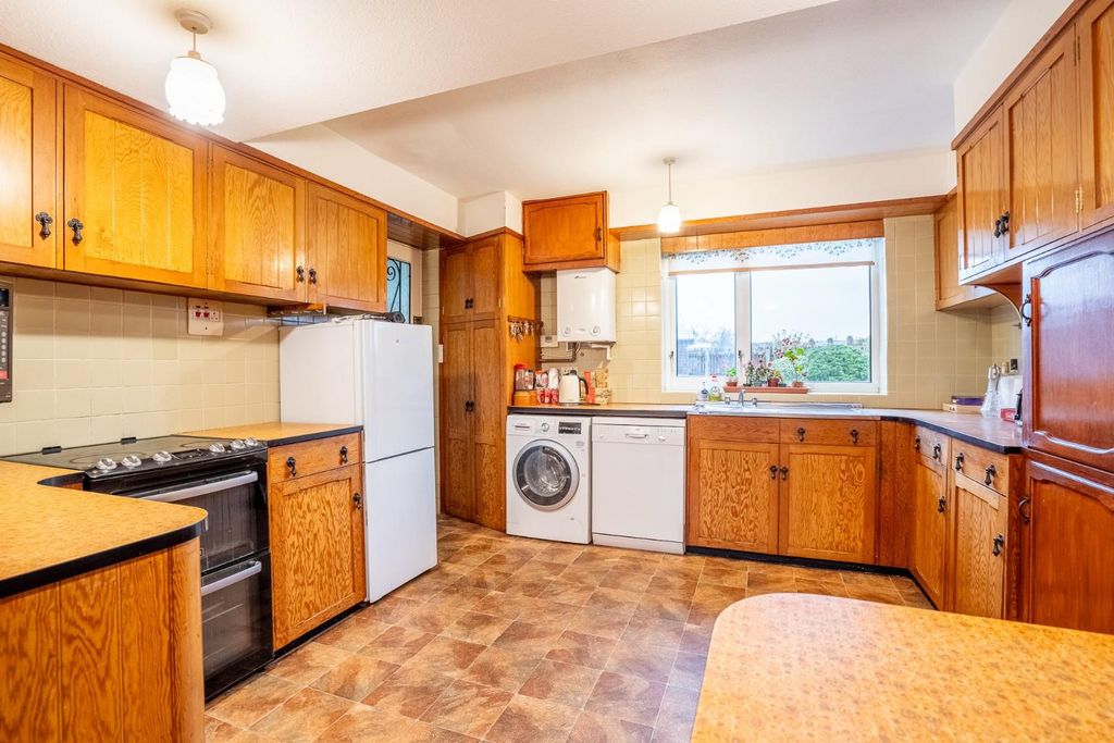 Property photo 3 of 17 Kitchen