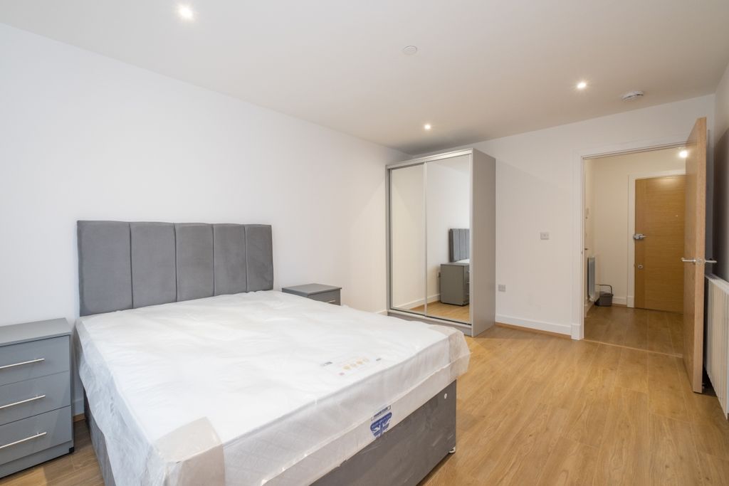 Property photo 3 of 8 128-Whyteleafe-Ho...