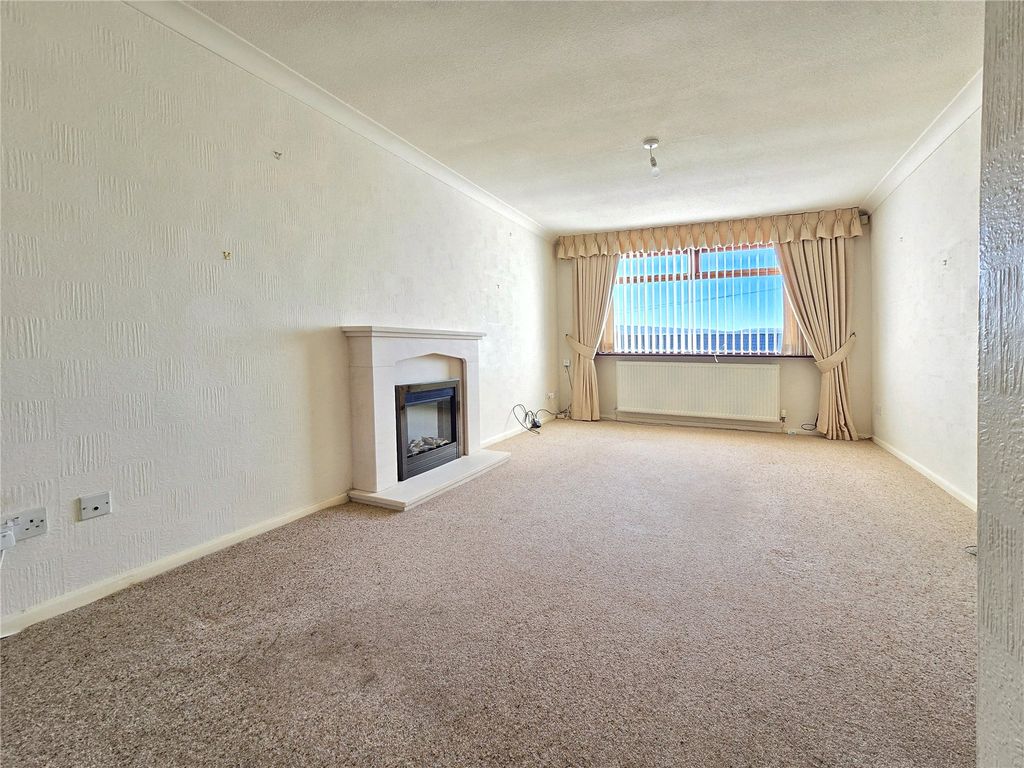 Property photo 2 of 19 Lounge