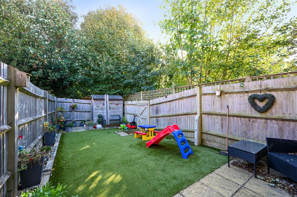 Property photo 2 of 17 5 Clarence Gardens - Tn402Fj - Photos (1).Jpg