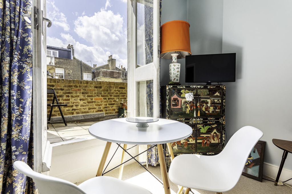 Property photo 2 of 14 Rbaz -Flat 3, First Floor,35 St. Charles Square W1