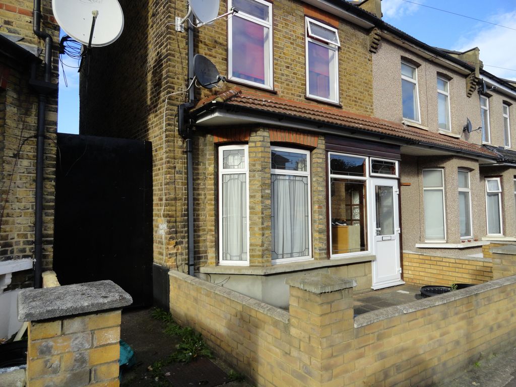 Property photo 1 of 10 Three Bedroom House Close To Ilford Station - £2400 Pcm