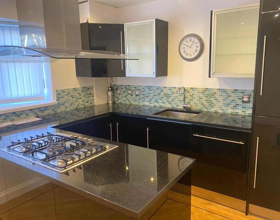 Property photo 3 of 11 Kitchen