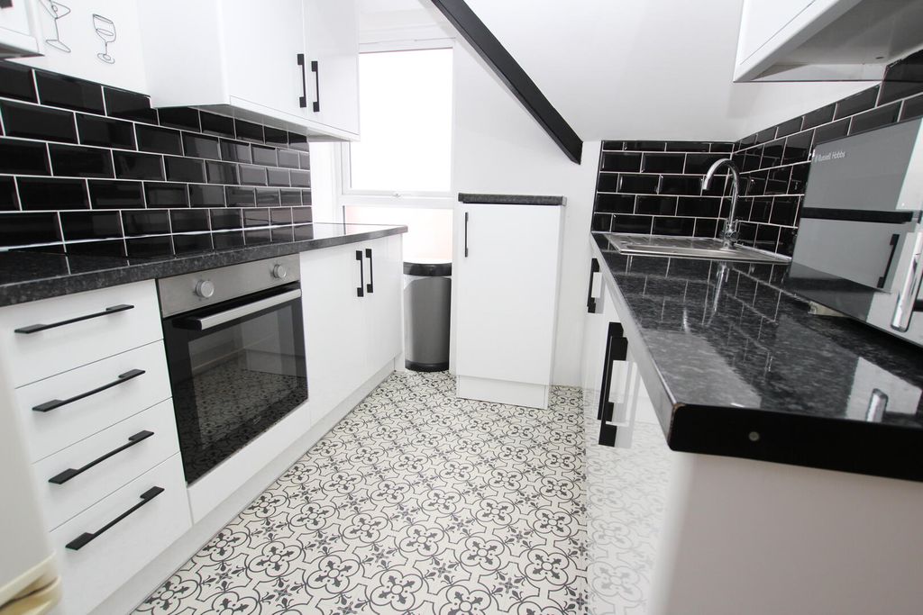 Property photo 2 of 9 Kitchen