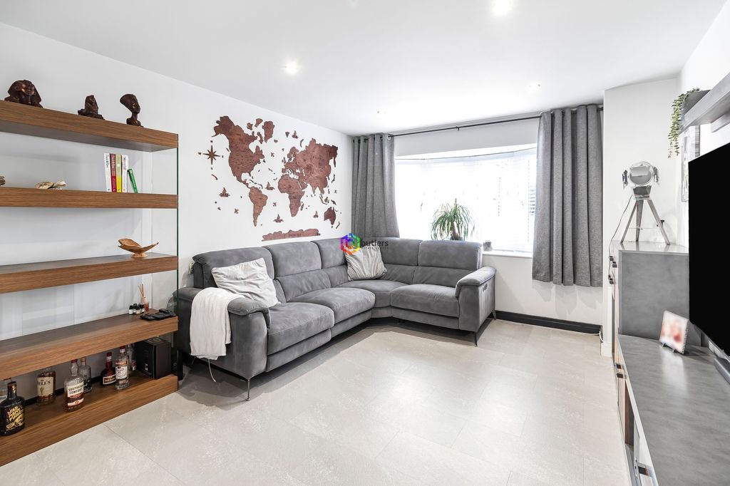 Property photo 2 of 16 Lounge