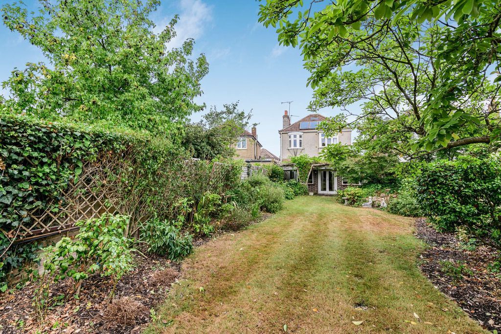 Property photo 2 of 32