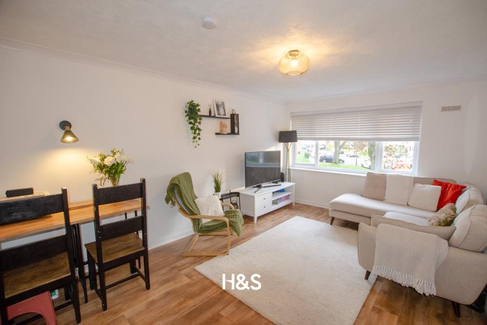 Property photo 2 of 6 55 Nethercote Gardens - Lounge.Jpg