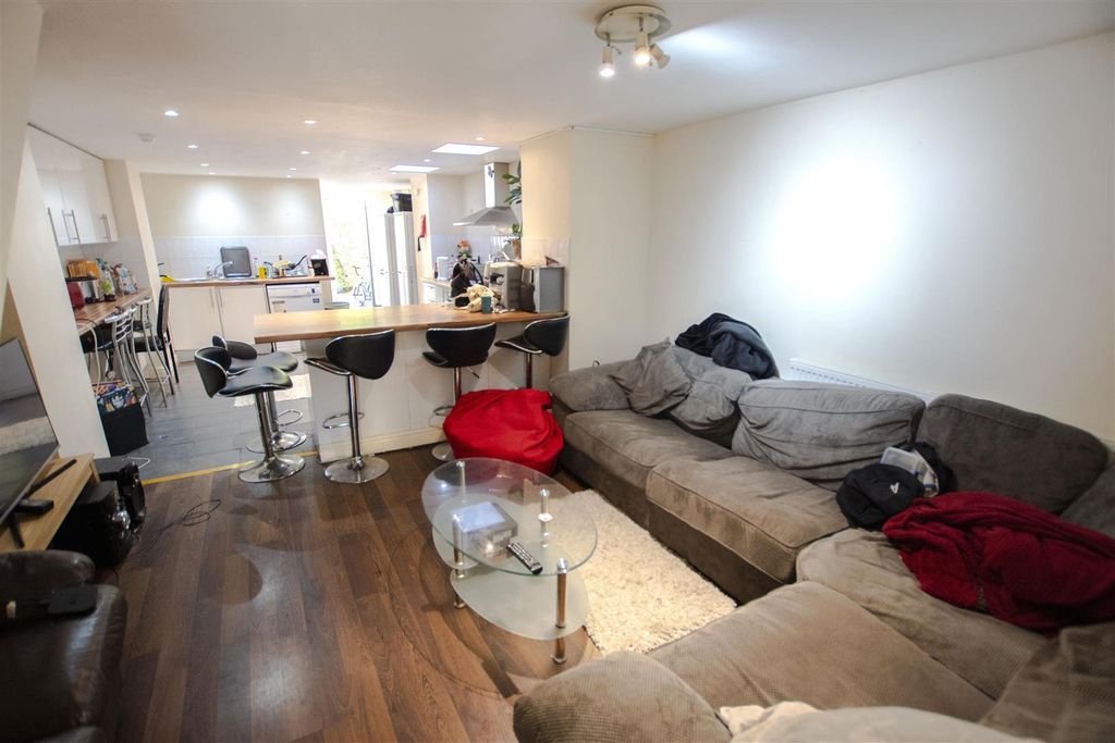 Property photo 1 of 11 Approach