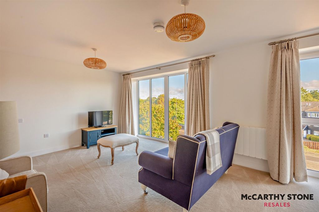 Property photo 3 of 23 8619976-Interior01-800.Jpg