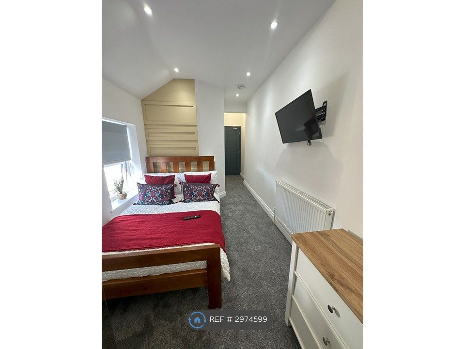 Property photo 1 of 6 Room 5