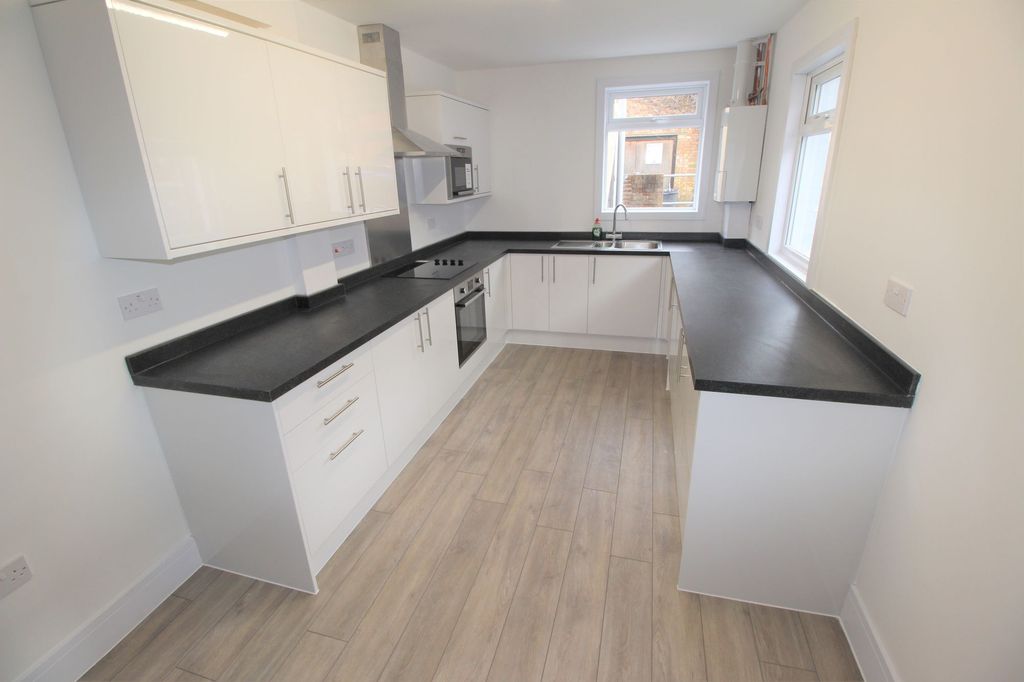 Property photo 2 of 9 Kitchen