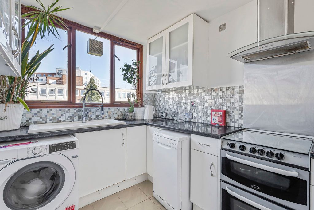 Property photo 3 of 11 Kitchen