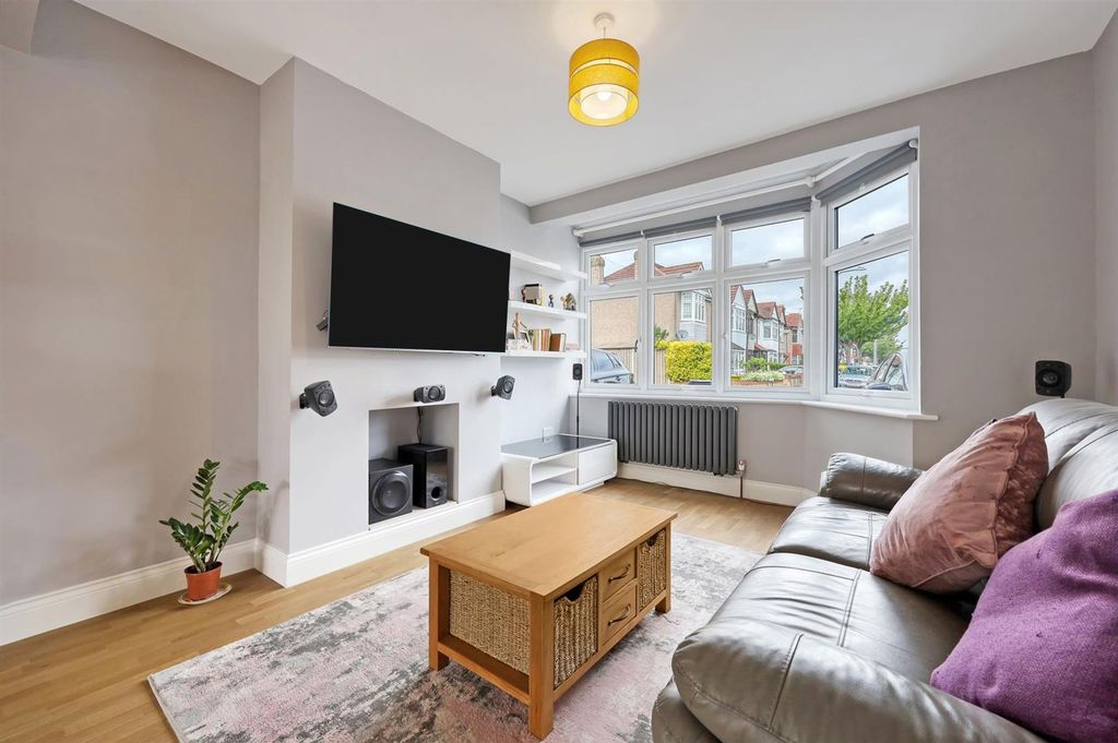 Property photo 3 of 37 Lounge