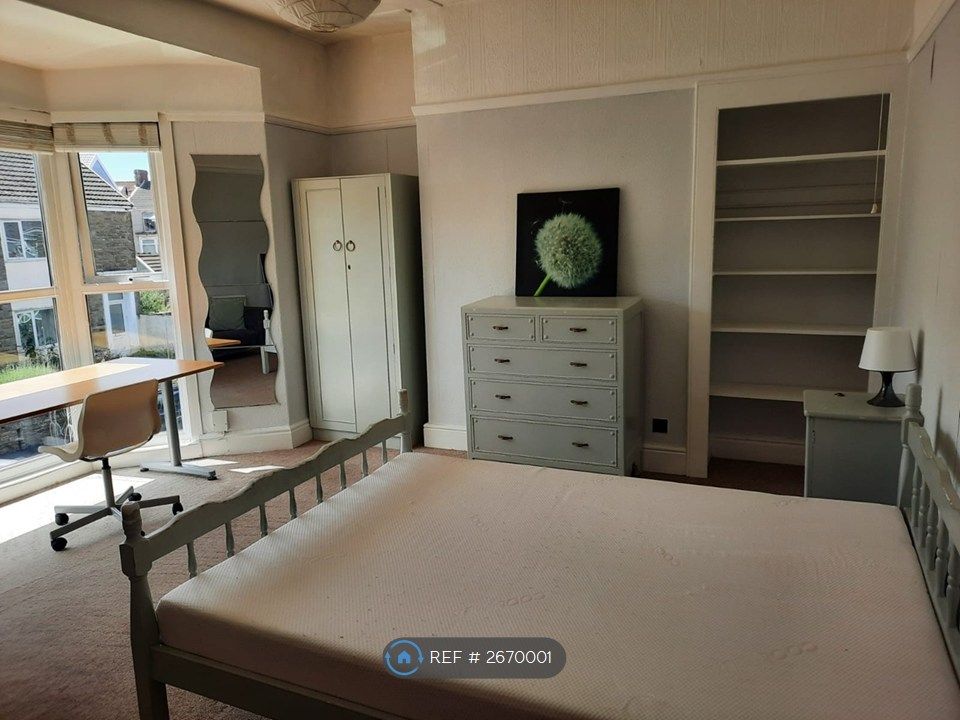 Property photo 2 of 9 Large Bedrooms