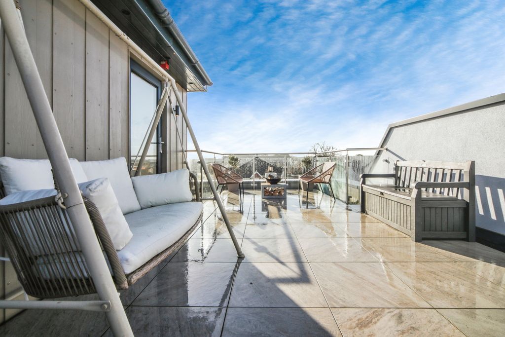 Property photo 2 of 24 Roof Top