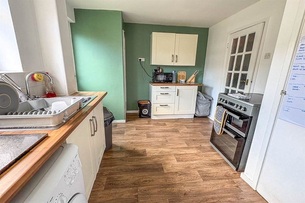 Property photo 3 of 8 Kitchen