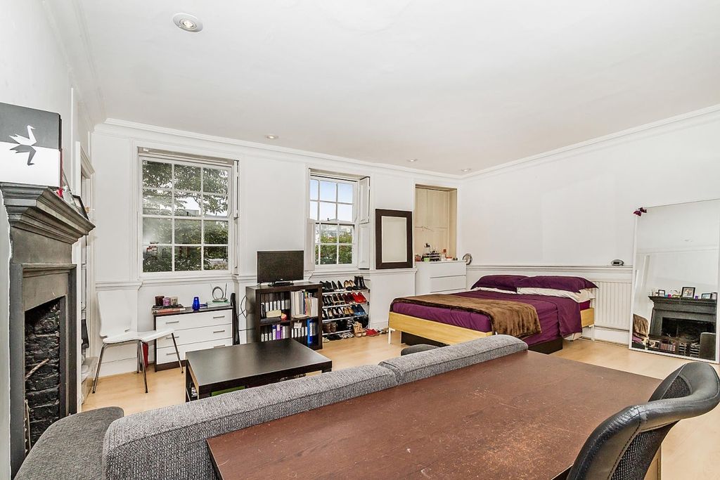 Property photo 3 of 5 Studio Close To A...
