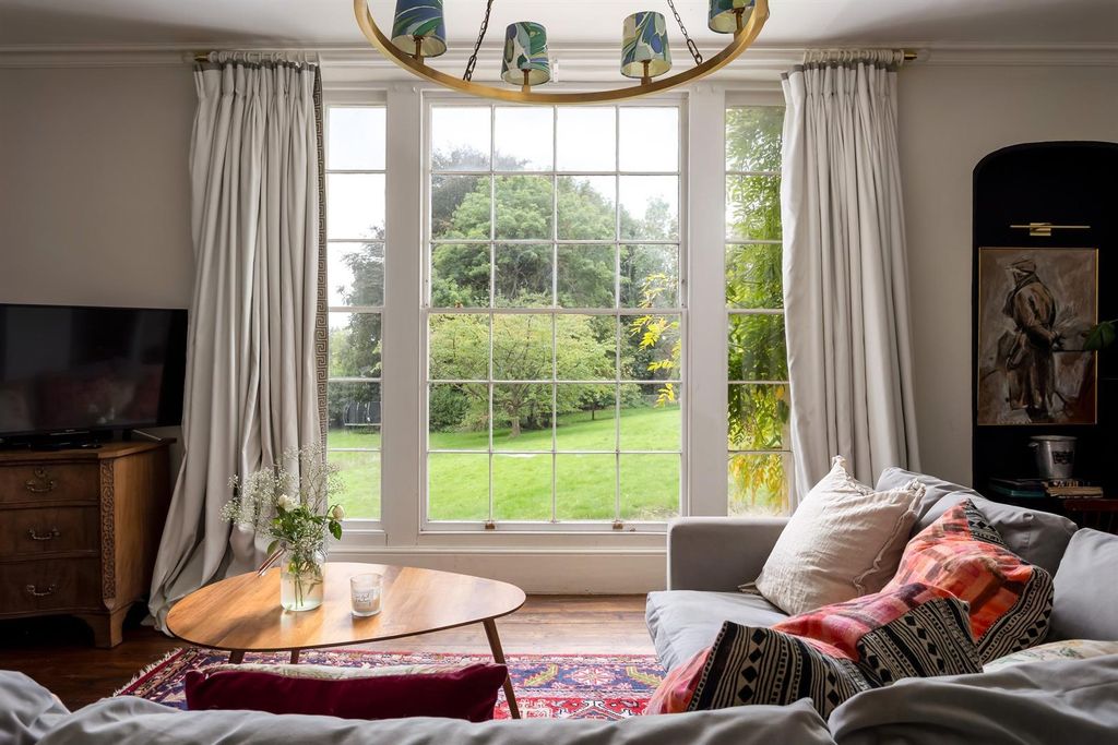 Property photo 3 of 36 61 - Oakley House - Gl5 5Pq - Web.Jpg